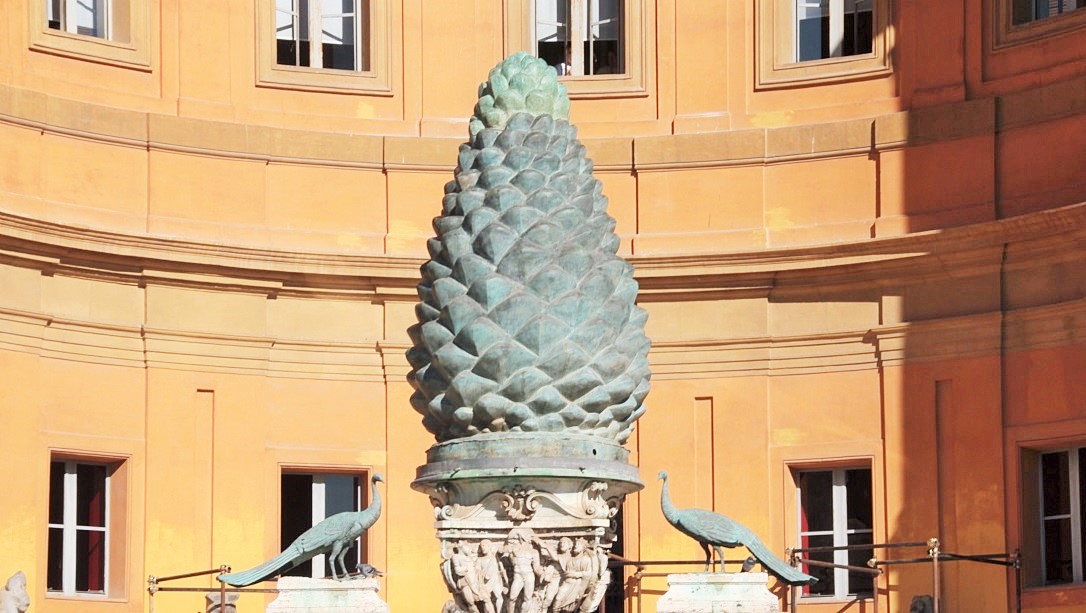 Вид на главный символ района Пинья в Музееях Ватикана.