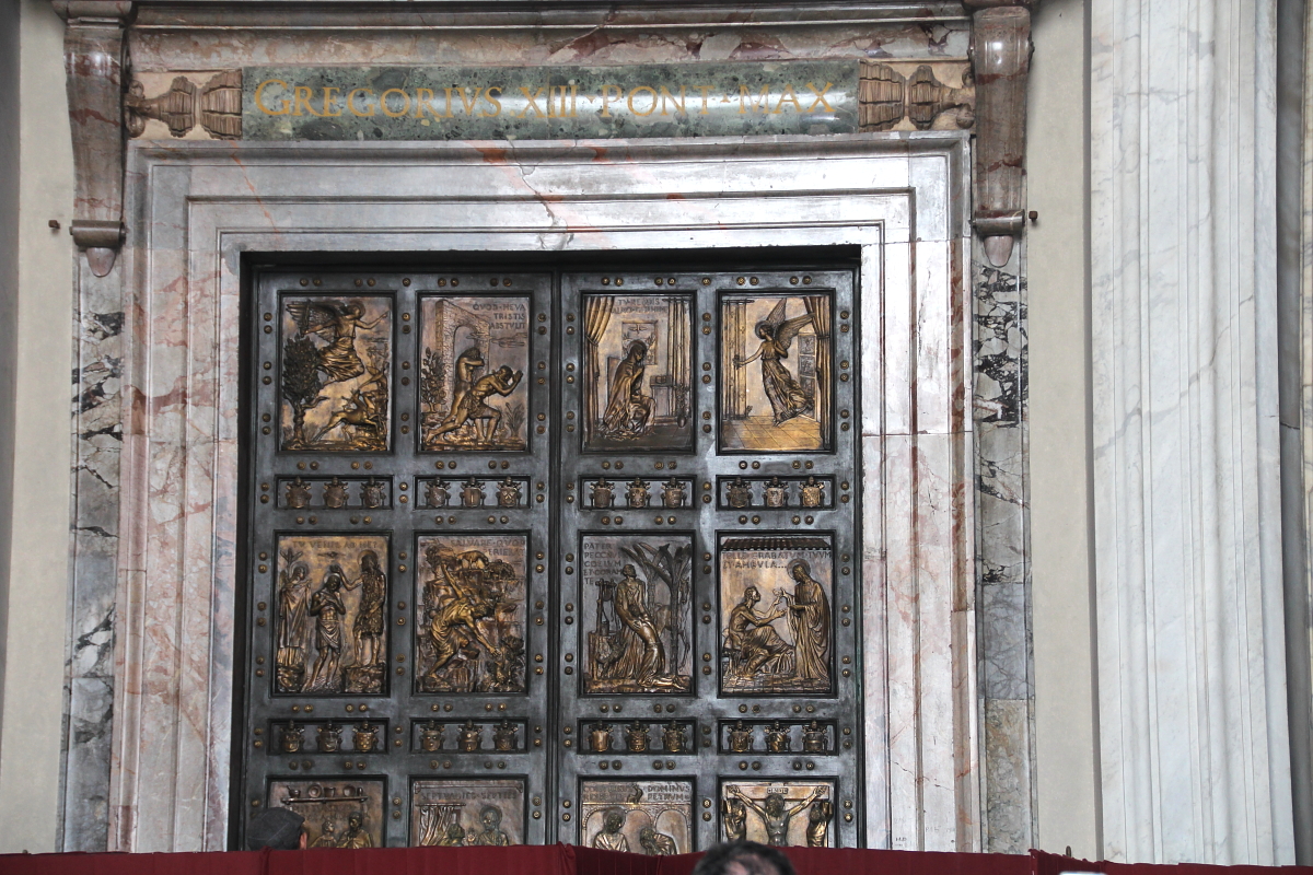 Святые врата в Соборе Св. Петра в Ватикане