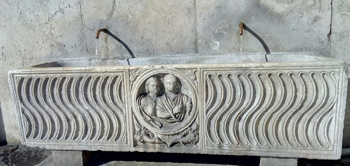 Один из фонтанов Саркофаг