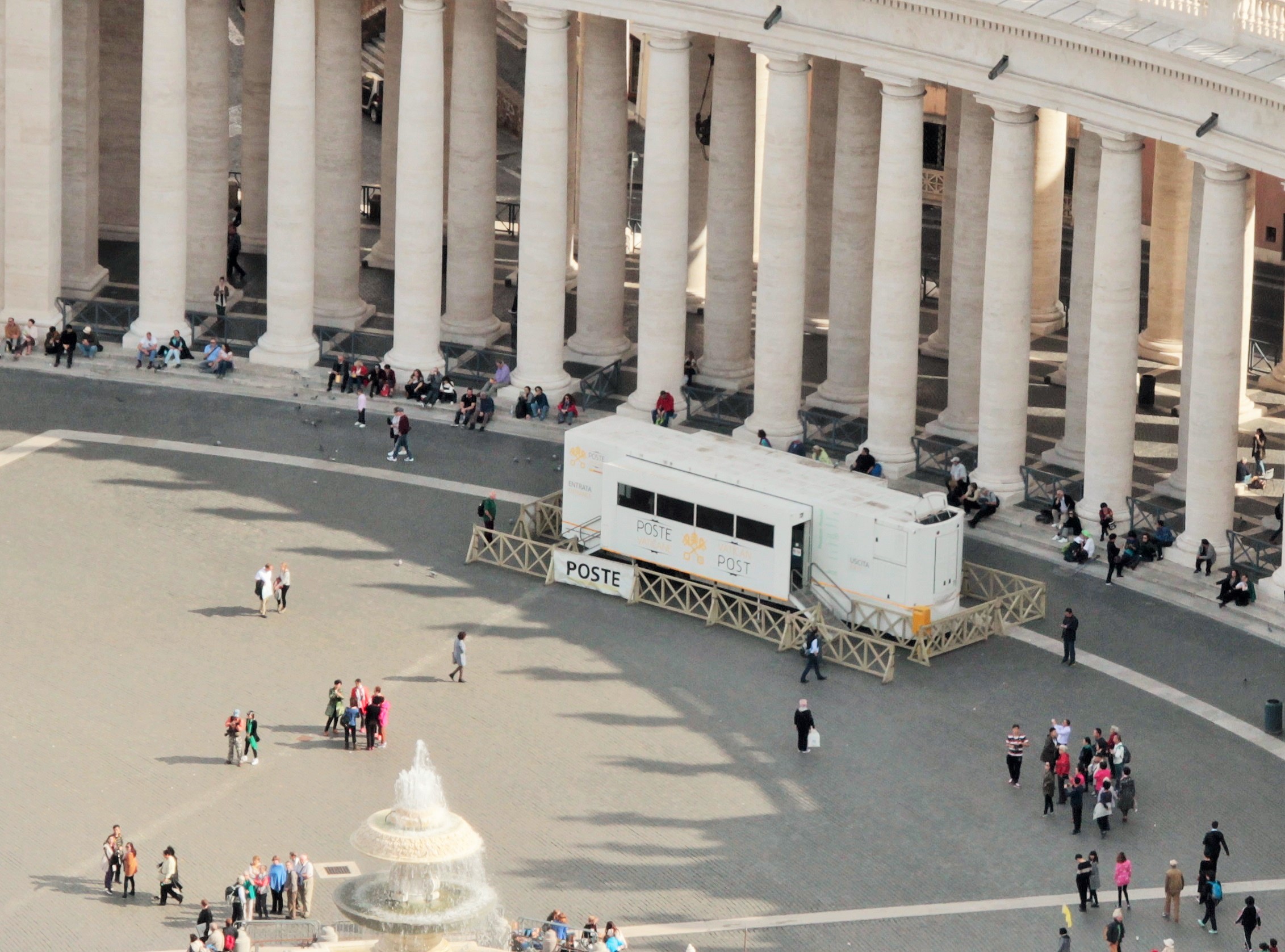 Трейлер почты Ватикана на главной площади