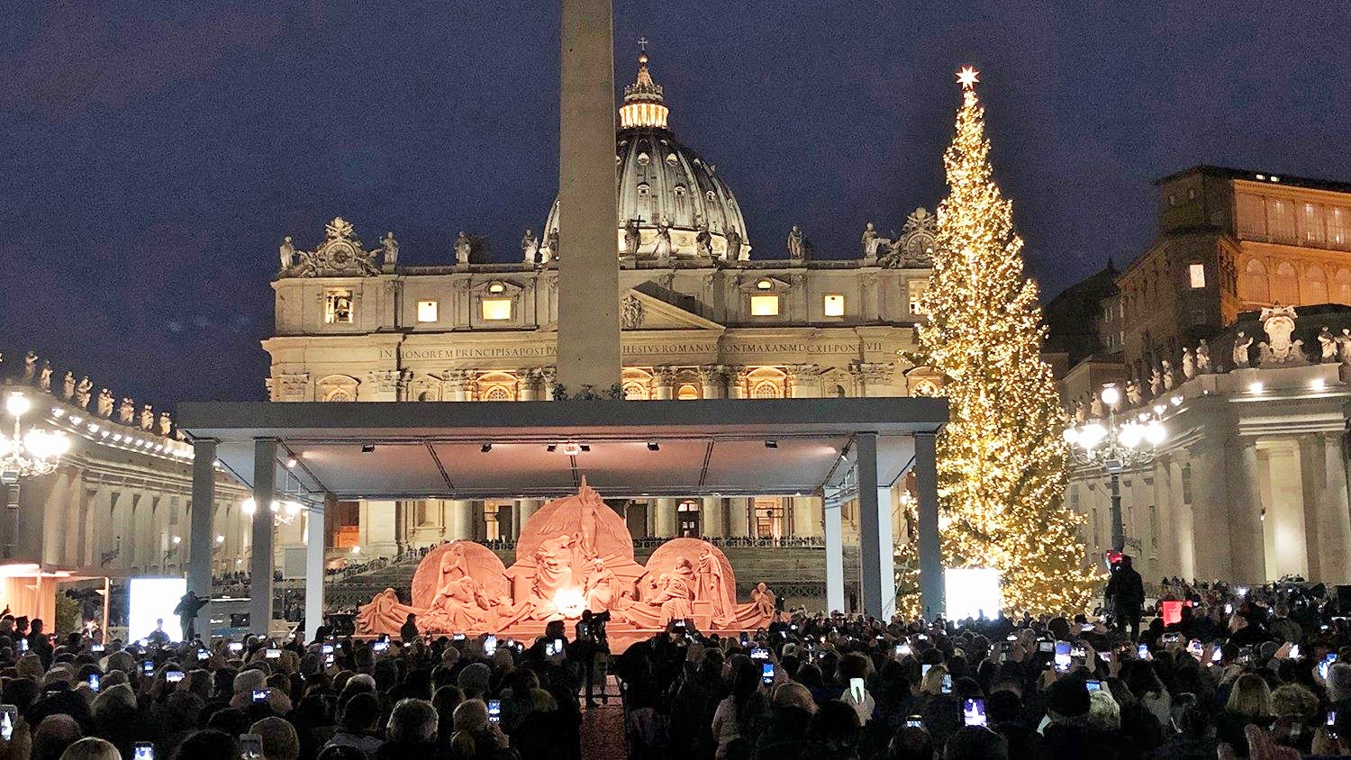 Главная площадь Ватикана с ночной подсветкой 
