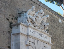 Главный вход в музеи Ватикана