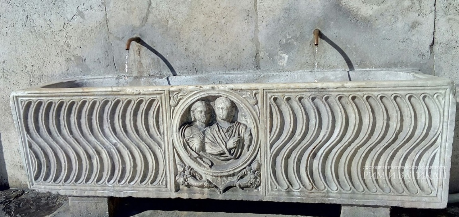 Один из фонтанов Саркофаг на площади Пополо в Риме.