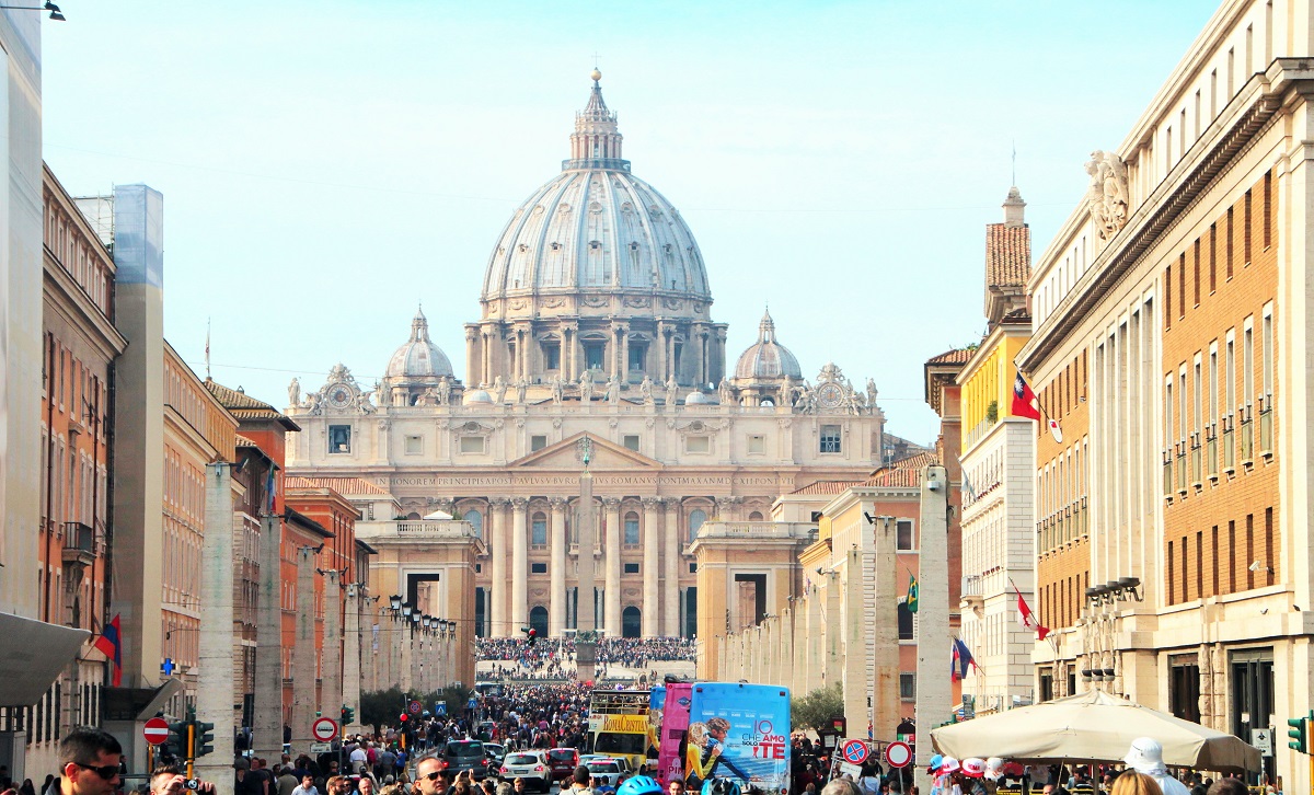 Главная улица в Риме в районе Борго, ведущая в Ватикан.