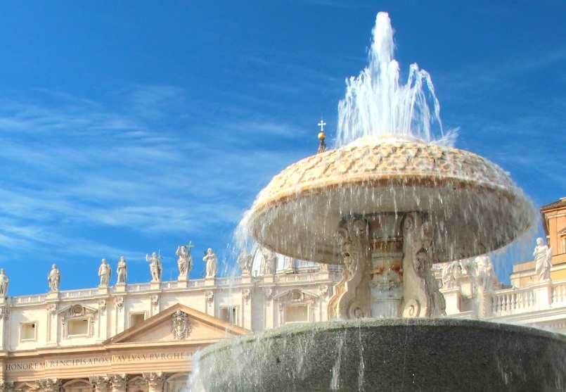 Фонтан Бернини на главной площади Ватикана в октябре 