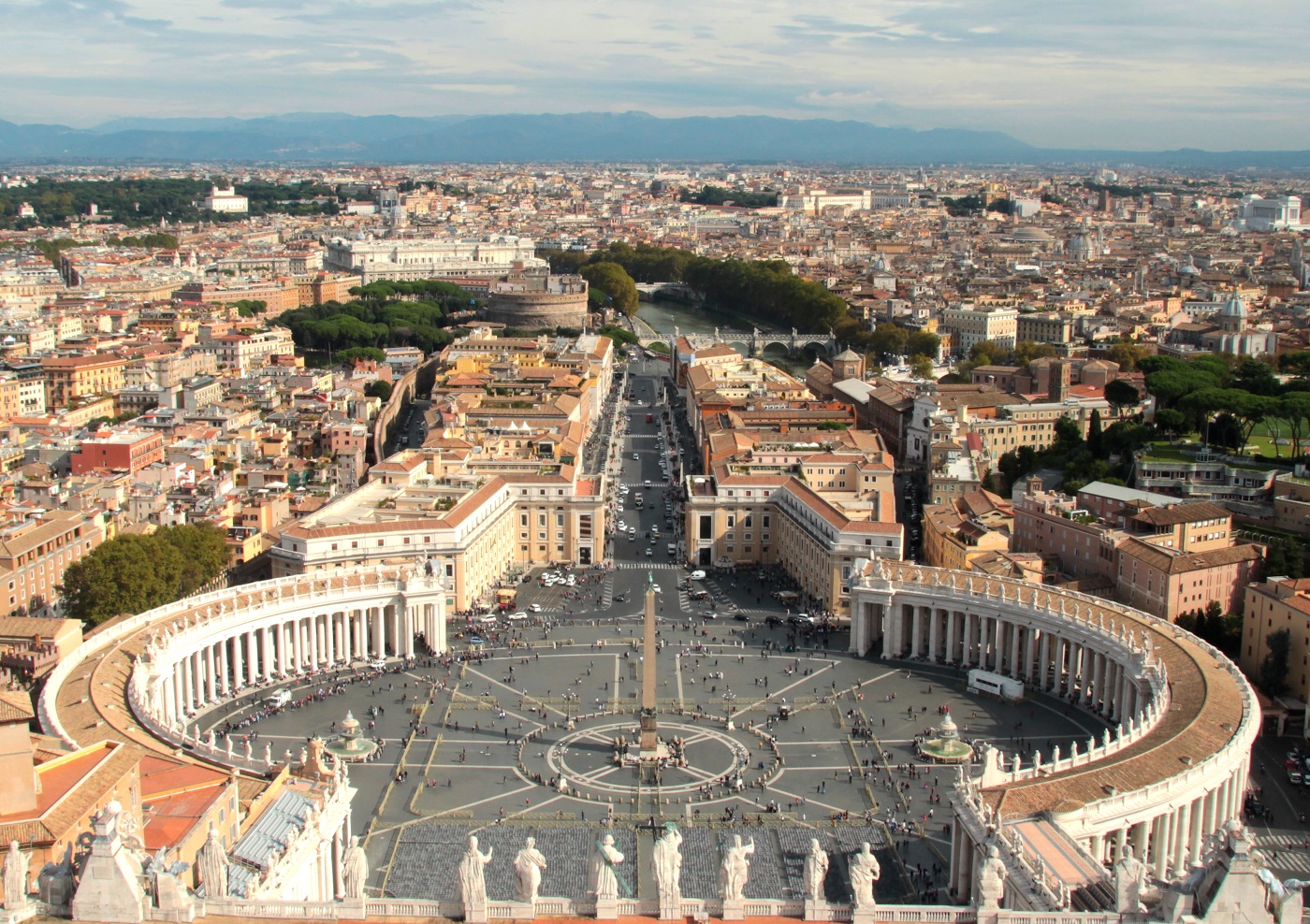 Вид на главную площадь Ватикана с купола Собора Св. Петра