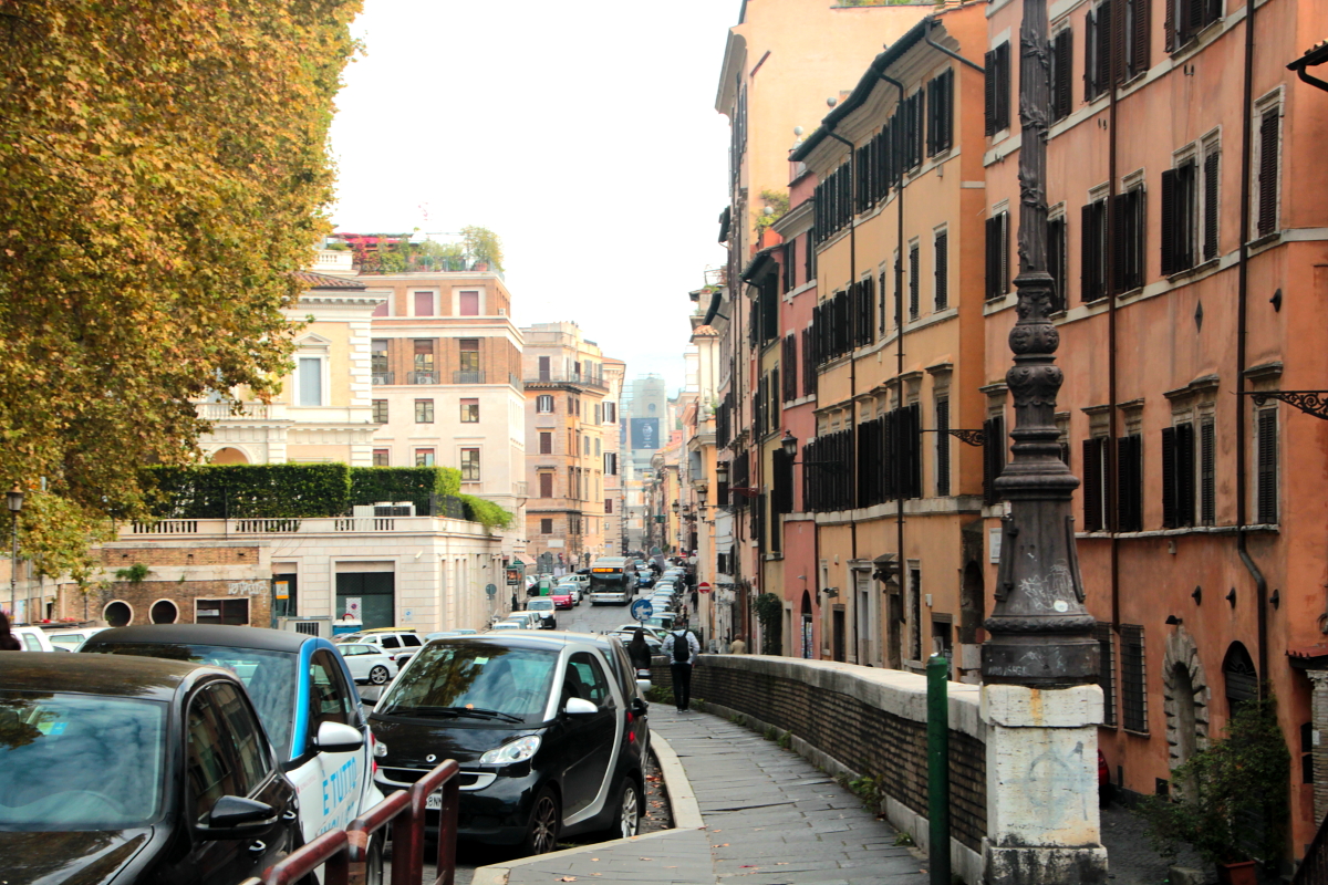 Заставленные автомобилями улицы Рима 