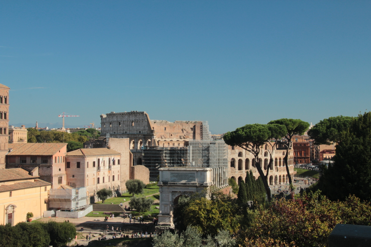 Колизей со смотровой площадки в Римском форуме