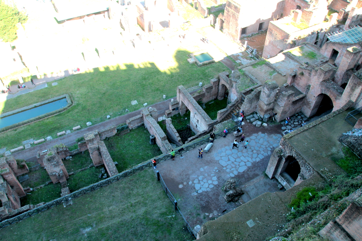 Вид на раскопки в Римском фруме с верхней площадки