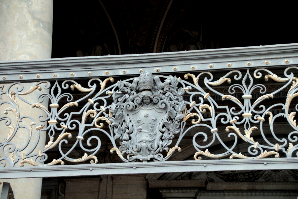 Кованые детали на главном фасаде Собора - папский герб