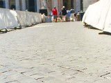 Красный камень на главной площади Ватикана
