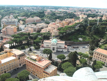 Территория Ватикана с купола собора, в центре жд станция Ватикана