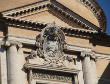 Гербы и разная символика на зданиях музеев