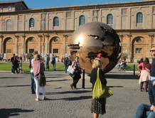 Золотой шар во дворе музеев