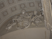 Папская символика на потолке