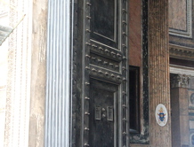 Двери главного входа в Пантеон
