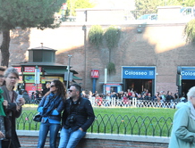 Станция метро Колизей, рядом с Колизеем