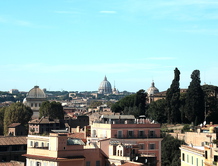 Вид с Римского Форума на купол Собора Св. Петра в Ватикане