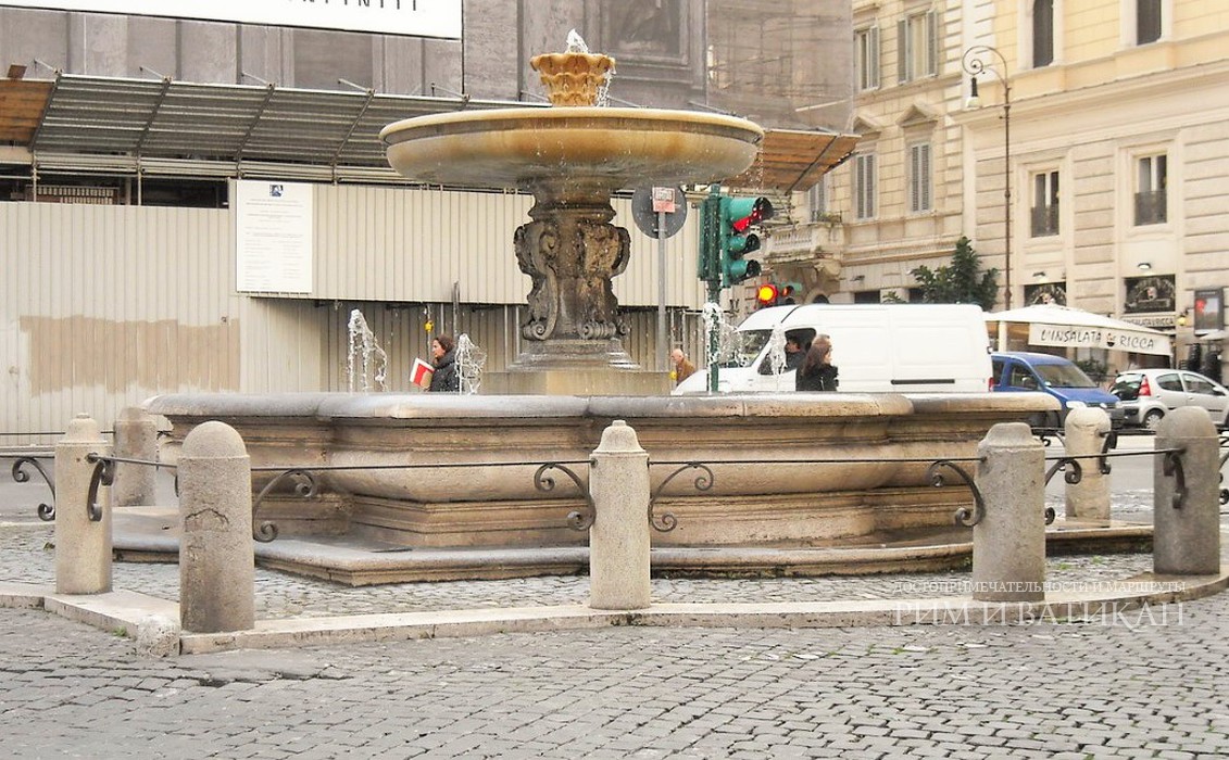 Фонтан на площади Сант Андреа делла Валле в Риме